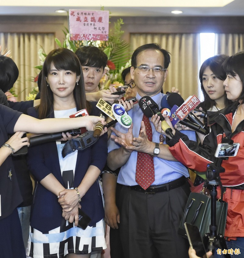前台南縣長蘇煥智籌組新政黨「台灣維新」今天正式成立,前鴻海董事長郭台銘幕僚、永齡基金會副執行長蔡沁瑜也出席創黨大會,蘇煥智說,這是因為有朋友牽線,而且台灣維新與郭台銘推動的方向也較一致。(記者陳志曲攝) 前台南縣長蘇煥智籌組新政黨「台灣維新」今天正式成立,前鴻海董事長郭台銘幕僚、永齡基金會副執行長蔡沁瑜也出席創黨大會,蘇煥智說,這是因為有朋友牽線,而且台灣維新與郭台銘推動的方向也較一致。(記者陳志曲攝)