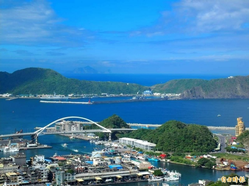 根據蘇澳觀光旅遊網介紹，這座是在1999年興建完成的跨港大橋，不只是景觀橋，更是將南方澳環狀路線串起的重要地標。（資料照）