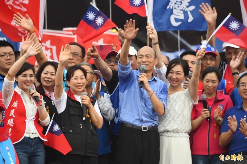 高雄市長韓國瑜(見圖中)號稱庶民,最近財產申報曝光卻讓不少人大吃一驚。資深媒體人黃光芹近日在臉書撰寫《你所不知道的韓國瑜》系列文,今日再爆料,韓家2018年就有4塊土地、1棟房子與其他資產。圖為韓國瑜前陣子在花蓮參加造勢。(資料照,記者游太郎攝) 高雄市長韓國瑜(見圖中)號稱庶民,最近財產申報曝光卻讓不少人大吃一驚。資深媒體人黃光芹近日在臉書撰寫《你所不知道的韓國瑜》系列文,今日再爆料,韓家2018年就有4塊土地、1棟房子與其他資產。圖為韓國瑜前陣子在花蓮參加造勢。(資料照,記者游太郎攝)
