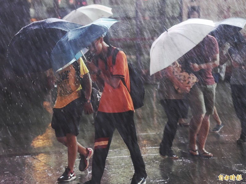 氣象局晚間10點50分，對幾乎全台發布大雨特報，苗栗以北除台北市、宜蘭縣為大雨，其餘均發布豪雨特報，連江、金門縣也發布濃霧特報。（資料照）