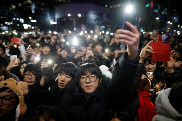 南韓首爾聚集跨年民眾。（路透）