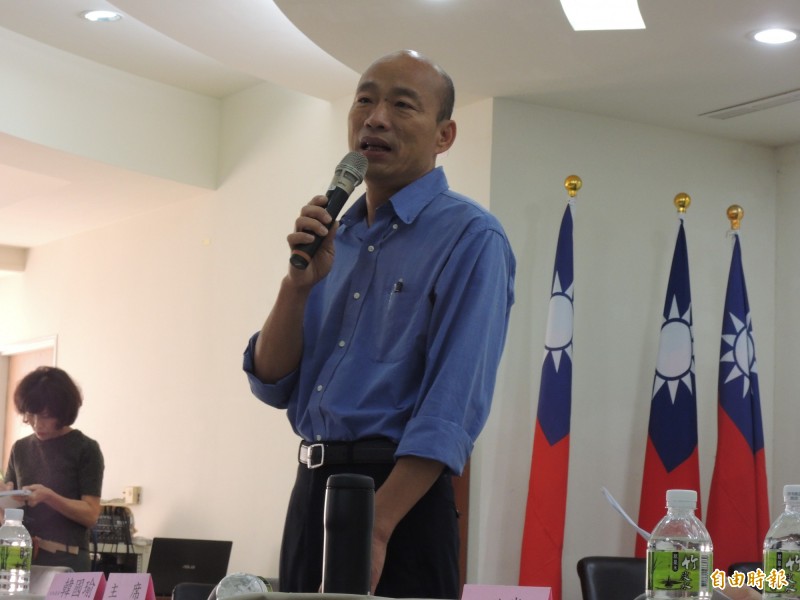 韓國瑜出訪港澳拼經濟,卻密會香港、澳門中聯辦,引發廣大爭議,國民黨卻不當一回事,對此,周偉航痛批,國民黨麻煩大了。(資料照) 韓國瑜出訪港澳拼經濟,卻密會香港、澳門中聯辦,引發廣大爭議,國民黨卻不當一回事,對此,周偉航痛批,國民黨麻煩大了。(資料照)