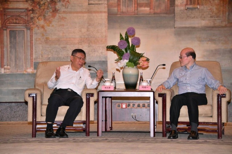 台北市長柯文哲（左）在上海西郊賓館與中國國台辦主任劉結一會面。（台北市政府提供）