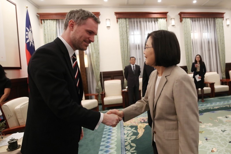 對台灣相當友好的捷克首都布拉格市長賀吉普(Zdeněk Hřib)(圖左),一直希望能就與北京締結姐妹市協定中的「一中條款」進行談判,但卻遲遲得不到回應。因此決定解除與北京姊妹市關係。此舉讓中國大使館氣炸了。(中央社) 對台灣相當友好的捷克首都布拉格市長賀吉普(Zdeněk Hřib)(圖左),一直希望能就與北京締結姐妹市協定中的「一中條款」進行談判,但卻遲遲得不到回應。因此決定解除與北京姊妹市關係。此舉讓中國大使館氣炸了。(中央社)