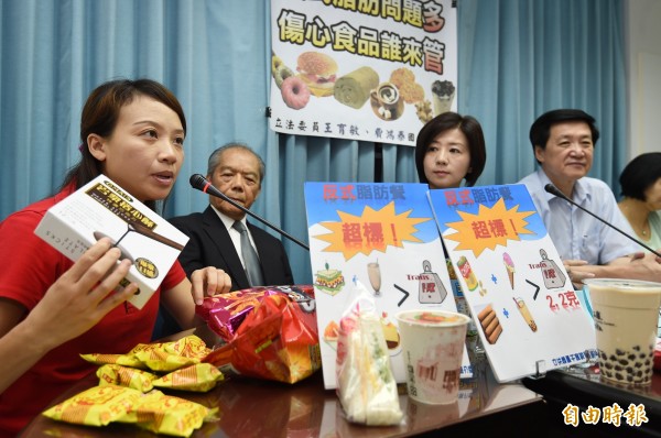 今年7月1日起製造的食品,凡是含有0.3%以上反式脂肪,食品藥物管理署要求必須強制標示。國民黨立委王育敏(右二)召開「反式脂肪問題多,傷心食品誰來管?」記者會,邀請兒福聯盟研究發展處組長邱靖惠(左一)等人出席,呼籲主管機關加強管制反式脂肪食品。(記者廖振輝攝) 今年7月1日起製造的食品,凡是含有0.3%以上反式脂肪,食品藥物管理署要求必須強制標示。國民黨立委王育敏(右二)召開「反式脂肪問題多,傷心食品誰來管?」記者會,邀請兒福聯盟研究發展處組長邱靖惠(左一)等人出席,呼籲主管機關加強管制反式脂肪食品。(記者廖振輝攝)