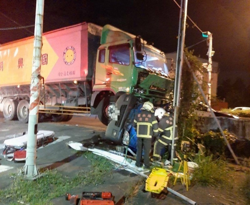雲林元長鄉145線道路客厝段昨天晚上發生飼料車與小貨車相撞意外，消防人員搶救小貨車受困駕駛及乘客，2人仍傷重不治。（記者黃淑莉翻攝）