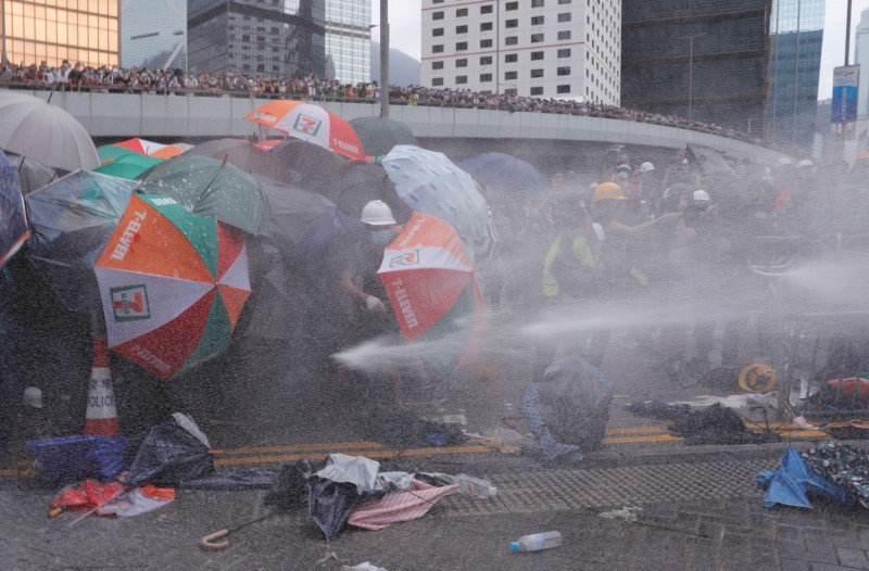 香港警方對抗議民眾發射催淚瓦斯壓制,民眾展開雨傘防衛持續進擊。(路透) 香港警方對抗議民眾發射催淚瓦斯壓制,民眾展開雨傘防衛持續進擊。(路透)