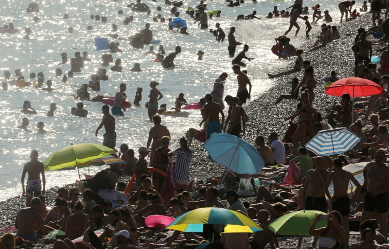 法國夏季熱浪竟有1500人死亡，死亡人數比歷年平均值高出1000多人。圖為在法國海灘消暑的民眾。（路透）