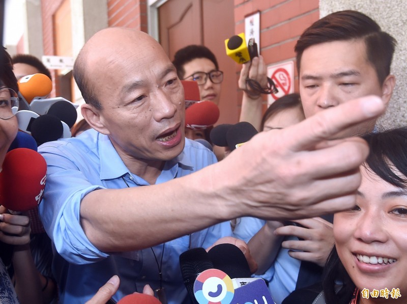 高雄市韓國瑜爭議不斷,尹立出面爆料,韓國瑜在上任後除了取消晨會,還把市政會議延後1小時,更指出韓「經常遲到早退,進去混一下就出來」,陳瓊華今天PO出前高雄市長陳菊的積極作息,大嘆今昔對比。圖為韓國瑜。(資料照) 高雄市韓國瑜爭議不斷,尹立出面爆料,韓國瑜在上任後除了取消晨會,還把市政會議延後1小時,更指出韓「經常遲到早退,進去混一下就出來」,陳瓊華今天PO出前高雄市長陳菊的積極作息,大嘆今昔對比。圖為韓國瑜。(資料照)