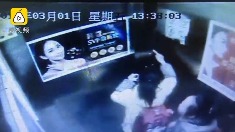 2名女童遇電梯下墜意外，冷靜按鈴求救，並雙手護頭蹲下。（擷取自梨視頻）