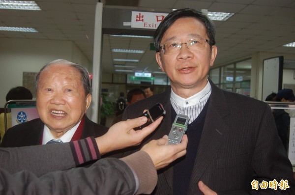 太平洋建設集團總裁章民強父子,被控19年前挪用SOGO百貨公司的資金26億餘元,高等法院更一審判章民強(左)4月、章啟光6月、章啟明(右)5月徒刑,皆可易科罰金,最高法院今駁回上訴,經16年纏訟,全案確定。(資料照) 太平洋建設集團總裁章民強父子,被控19年前挪用SOGO百貨公司的資金26億餘元,高等法院更一審判章民強(左)4月、章啟光6月、章啟明(右)5月徒刑,皆可易科罰金,最高法院今駁回上訴,經16年纏訟,全案確定。(資料照)