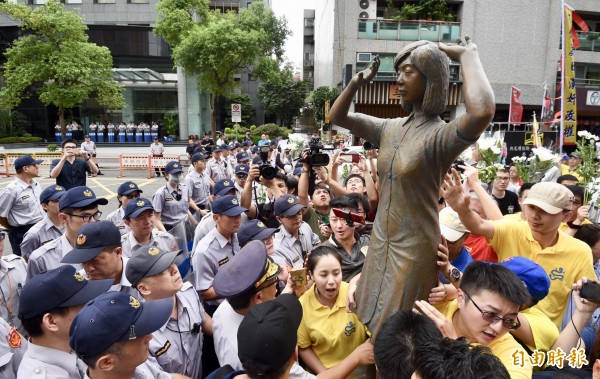 新黨青年軍27日於日本交流協會外舉行「阿嬤站起來,大家站出來」活動,抗議日本干預首座「慰安婦」阿嬤雕像設立於台南。青年軍成員將事先準備好的慰安婦雕像立在日本交流協會對面,要求日本道歉。(記者羅沛德攝) 新黨青年軍27日於日本交流協會外舉行「阿嬤站起來,大家站出來」活動,抗議日本干預首座「慰安婦」阿嬤雕像設立於台南。青年軍成員將事先準備好的慰安婦雕像立在日本交流協會對面,要求日本道歉。(記者羅沛德攝)
