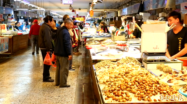 離台中港三井OUTLET不遠處的梧棲漁港，是採買海鮮的好選擇。（記者余家瑋攝）