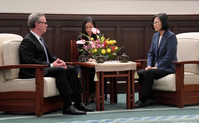 蔡英文總統(右)今日接見澳大利亞前國防部長潘恩(Christopher Pyne),再次提到對香港「反送中」運動的關切,強調支持香港人追求民主自由,但也憂心香港的局勢惡化。所以,「我們會關心,但是不會介入」。(中央社) 蔡英文總統(右)今日接見澳大利亞前國防部長潘恩(Christopher Pyne),再次提到對香港「反送中」運動的關切,強調支持香港人追求民主自由,但也憂心香港的局勢惡化。所以,「我們會關心,但是不會介入」。(中央社)