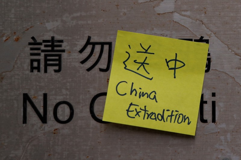 香港油尖旺區議會11日下午舉行大會,大會主席葉傲冬會前否決討論「送中條例」修訂案,並聲稱反送中的一連串事件源自台灣殺人案。圖僅示意。(路透) 香港油尖旺區議會11日下午舉行大會,大會主席葉傲冬會前否決討論「送中條例」修訂案,並聲稱反送中的一連串事件源自台灣殺人案。圖僅示意。(路透)