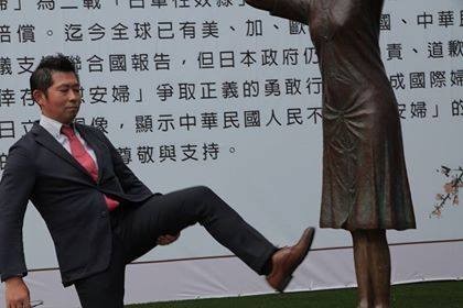 日本右派團體「慰安婦之真相國民運動」幹事藤井實彥,上週涉嫌用左腳踢踹位於國民黨台南市黨部旁的慰安婦銅像,其友人則發文表示,藤井只是腳麻在做伸展動作。「宅神」朱學恒則批評,這理由有夠爛。(圖擷自Shun Ferguson Fujiki臉書) 日本右派團體「慰安婦之真相國民運動」幹事藤井實彥,上週涉嫌用左腳踢踹位於國民黨台南市黨部旁的慰安婦銅像,其友人則發文表示,藤井只是腳麻在做伸展動作。「宅神」朱學恒則批評,這理由有夠爛。(圖擷自Shun Ferguson Fujiki臉書)