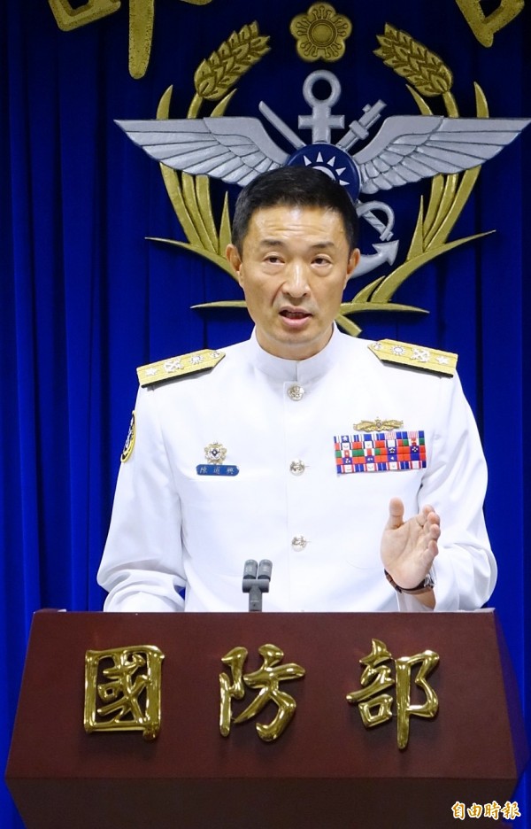 海軍計畫處長陳道興少將稍早在國防部記者會表示,國防部督察、法務與律師團今日上午已到第一銀行高雄分行,辦理該款項沒收作業,後續也要求慶富10天後、12月8日之前,依合約補足這筆款項,並追上工事落後情形,不然國軍就提出解約程序。(記者朱沛雄攝) 海軍計畫處長陳道興少將稍早在國防部記者會表示,國防部督察、法務與律師團今日上午已到第一銀行高雄分行,辦理該款項沒收作業,後續也要求慶富10天後、12月8日之前,依合約補足這筆款項,並追上工事落後情形,不然國軍就提出解約程序。(記者朱沛雄攝)