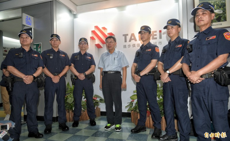 近5年來台北市警局的派出所所長報考人數逐年下降,本月初所長甄試,其中佔北市大多數的2線2星警務員派出所所長,居然只有2人參加筆試,「所長荒」的問題再度浮出檯面。圖為市長柯文哲4月與換上新制服的警察合影。(資料照,記者張嘉明攝) 近5年來台北市警局的派出所所長報考人數逐年下降,本月初所長甄試,其中佔北市大多數的2線2星警務員派出所所長,居然只有2人參加筆試,「所長荒」的問題再度浮出檯面。圖為市長柯文哲4月與換上新制服的警察合影。(資料照,記者張嘉明攝)
