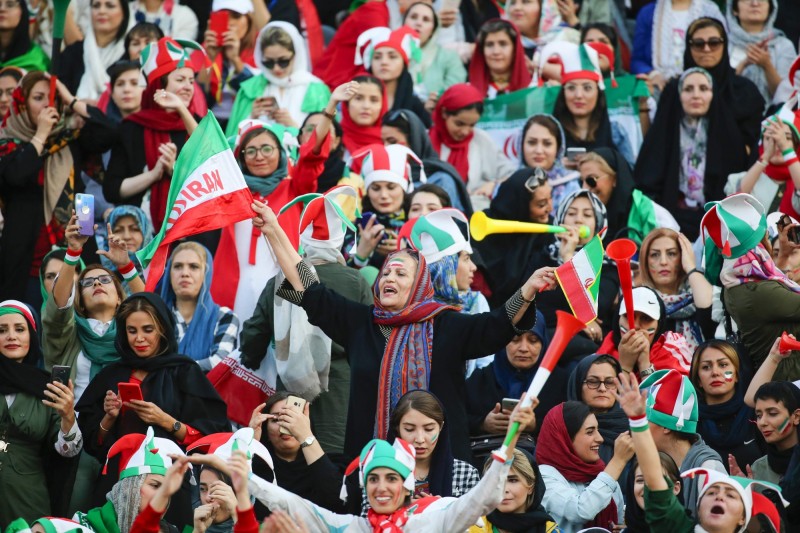 伊朗女性10日進入首都德黑蘭的國家體育場觀賽，這是她們40年來首次可以購買國家隊比賽的門票進場觀看。（法新社）
