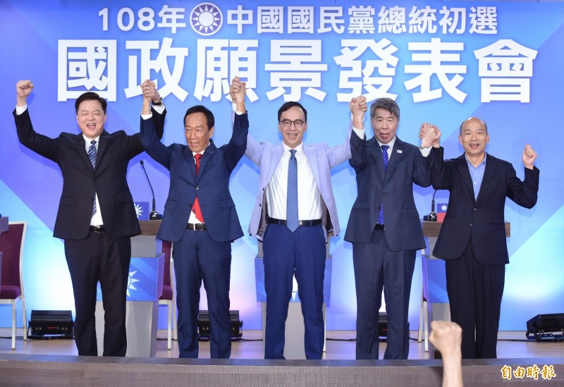 國民黨將在7月28日召開全代會,正式提名高雄市長韓國瑜參選總統,但鴻海創辦人郭台銘(左二)連日神隱,尚未回復黨中央的邀請函。圖為7月3日國民黨總統初選國政願景發表會台北場,右起為高雄市長韓國瑜、孫文學校總校長張亞中、前新北市長朱立倫、郭台銘、前台北縣長周錫瑋等5位參選人。(資料照,記者廖振輝攝) 國民黨將在7月28日召開全代會,正式提名高雄市長韓國瑜參選總統,但鴻海創辦人郭台銘(左二)連日神隱,尚未回復黨中央的邀請函。圖為7月3日國民黨總統初選國政願景發表會台北場,右起為高雄市長韓國瑜、孫文學校總校長張亞中、前新北市長朱立倫、郭台銘、前台北縣長周錫瑋等5位參選人。(資料照,記者廖振輝攝)