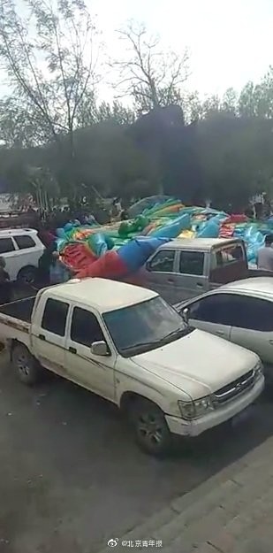 中國河北省淶源縣有廣場突然發生龍捲風，將廣場內的充氣城堡吹翻，導致2名兒童死亡，7人受傷。（圖擷取自《北京青年報》微博）