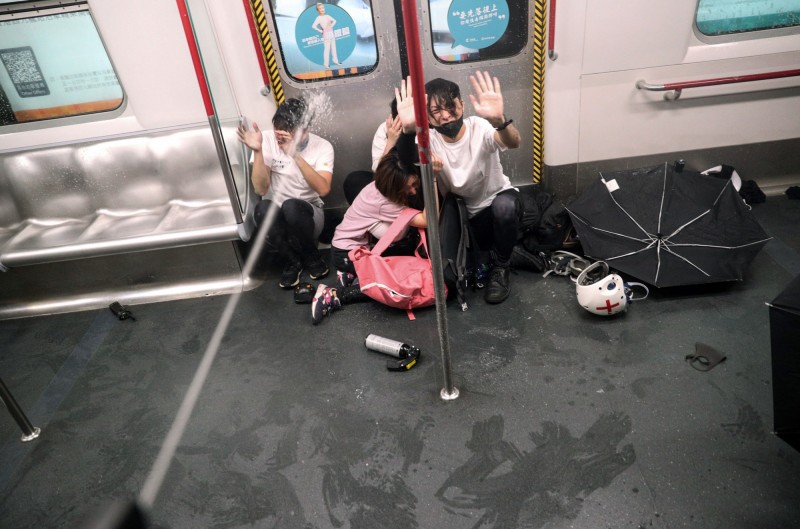 香港警方昨晚進入港鐵太子站無差別攻擊市民，但港警宣稱有「專業能力」辨別何者為示威者、何者為市民。（每聯社）