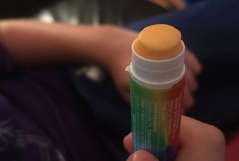 美國一位母親哈恩（Valerie Schremp Hahn）近日在推特上發文，寫下「我的9歲女兒為了在上課的時候吃起司，把起司裝進用完的護唇膏裡。」，還附上「起司護唇膏」的照片。（圖擷取自推特）