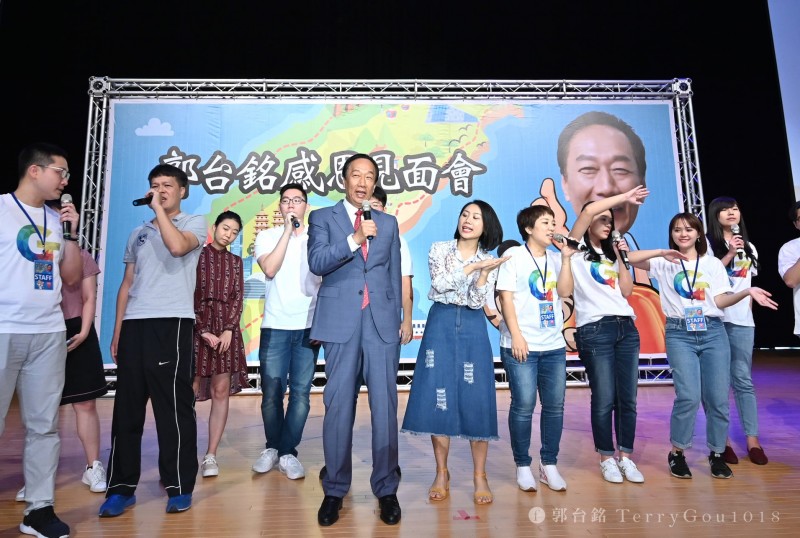 鴻海集團創辦人郭台銘日前開始舉辦感恩之旅見面會第三場27日將於台中登場,郭董今天在臉書請網友幫忙找「一首簡單好唱又有意義的歌」,沒想到有網友點了國民黨總統參選人韓國瑜的競選歌曲《我現在要出征》。(圖擷取自郭台銘臉書) 鴻海集團創辦人郭台銘日前開始舉辦感恩之旅見面會第三場27日將於台中登場,郭董今天在臉書請網友幫忙找「一首簡單好唱又有意義的歌」,沒想到有網友點了國民黨總統參選人韓國瑜的競選歌曲《我現在要出征》。(圖擷取自郭台銘臉書)