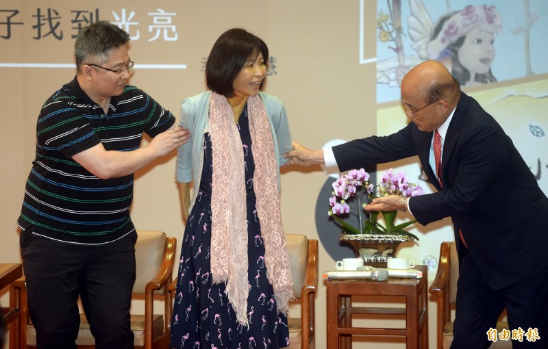 8月26日行政院長蘇貞昌（右）特地提前頒發金鼎獎「特別貢獻獎」給作家幸佳慧（中），表彰她對兒童權益的關懷，及對台灣社會前進的貢獻。（記者林正堃攝）