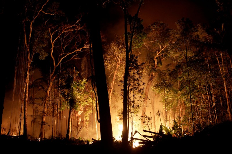 亞馬遜雨林大火延燒數週，儘管巴西政府在上週下令全國禁止焚燒2個月，但火災數量仍持續激增。（路透）