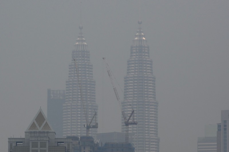 慘遭印尼森林大火波及，馬來西亞空氣污染嚴重，吉隆坡雙子星大樓被霧霾籠罩。（法新社）