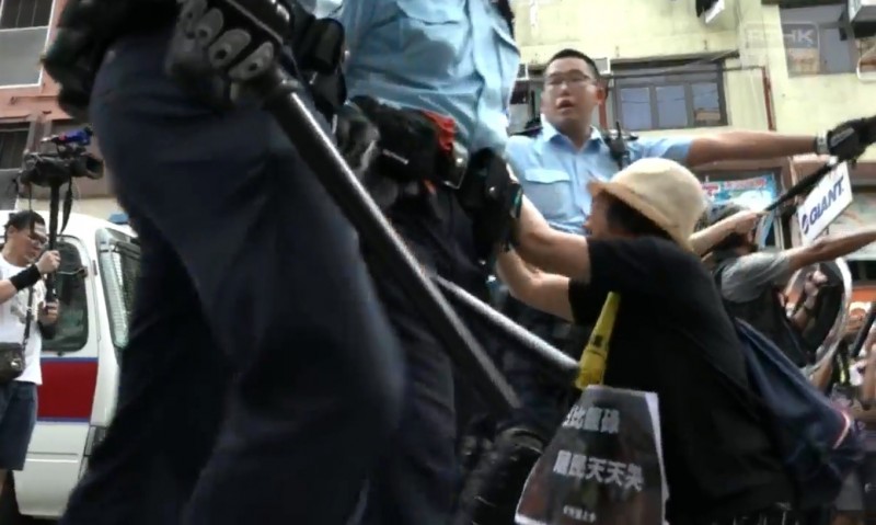 一名香港媽媽雙膝跪地，懇求員警住手。（擷取自「香港電台視像新聞 RTHK VNEWS」直播）