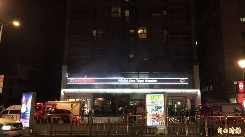 台北市文山區羅斯福路五段，一間汽車展示間突然傳出火警。（即時中心攝）