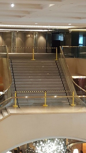 晶華酒店樓梯,北市府要求改善,日前已設置警示帶圍阻。(資料照,圖由台北市都市發展局提供)