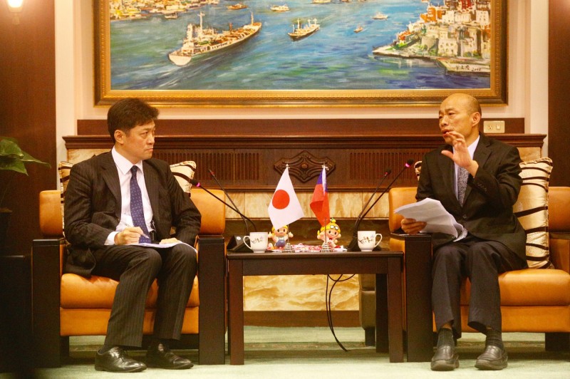 高雄市長韓國瑜（右）6日上午接見由專長兩岸、台美關係的東京大學教授松田康博（左）率領的日本訪問團。（中央社）