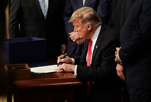 美國總統川普簽署「亞洲再保證倡議法」（ARIA）。（法新社資料照）
