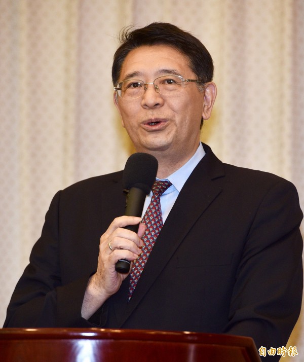 1立法院19日審查「前瞻基礎建設第一期特別預算案」,混亂中有一名未掛證件、在《中時電子報》實習的韓姓台籍中國男大生,亂入朝民進黨立委砸水球。立法院秘書長林志嘉24日召開記者會,證實中時電子報的水球男是國民黨立委徐志榮助理帶進立法院。(記者羅沛德攝) 1立法院19日審查「前瞻基礎建設第一期特別預算案」,混亂中有一名未掛證件、在《中時電子報》實習的韓姓台籍中國男大生,亂入朝民進黨立委砸水球。立法院秘書長林志嘉24日召開記者會,證實中時電子報的水球男是國民黨立委徐志榮助理帶進立法院。(記者羅沛德攝)