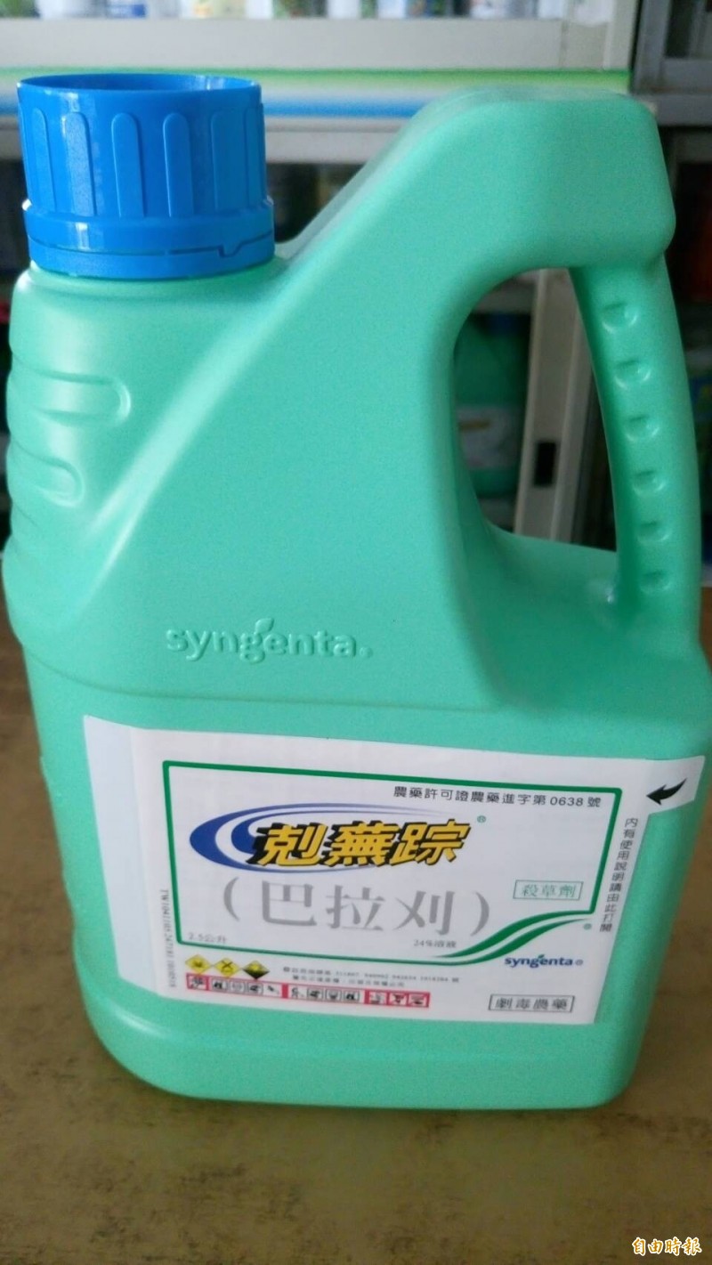 高雄市長韓國瑜日前砲轟禁用巴拉刈,嗆禁用是在「傷害農民」,農委會主委陳吉仲站出來反擊,表示自己爸爸曾經用到眼睛「差點挖掉」,有網友把中國農業部2014年的公告翻出來,發現中國早已禁用但可出口,讓網友不禁質疑「距離最近管道的可以賣給誰?」。圖為巴拉刈。(資料照) 高雄市長韓國瑜日前砲轟禁用巴拉刈,嗆禁用是在「傷害農民」,農委會主委陳吉仲站出來反擊,表示自己爸爸曾經用到眼睛「差點挖掉」,有網友把中國農業部2014年的公告翻出來,發現中國早已禁用但可出口,讓網友不禁質疑「距離最近管道的可以賣給誰?」。圖為巴拉刈。(資料照)
