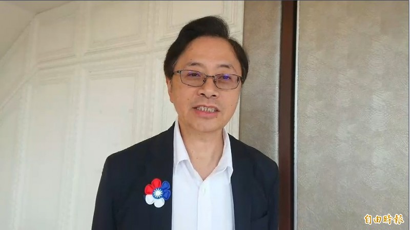 國民黨總統參選人韓國瑜國政顧問團今天成軍,顧問團總召集人、前行政院長張善政說,規劃了20組左右,邀請100多位顧問加入,除了協助擬定政策白皮書、競選政見,跟以往最大的不同是「接地氣」。(記者洪瑞琴攝) 國民黨總統參選人韓國瑜國政顧問團今天成軍,顧問團總召集人、前行政院長張善政說,規劃了20組左右,邀請100多位顧問加入,除了協助擬定政策白皮書、競選政見,跟以往最大的不同是「接地氣」。(記者洪瑞琴攝)