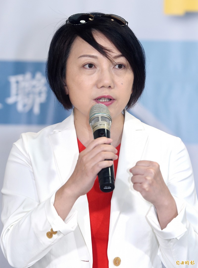 鴻海董事長郭台銘接受媒體專訪,向妻子喊話「軍國大事希望後宮不要干政」,對此,社民黨召集人范雲今(25)日重砲開酸:「要選的時候說女人(媽祖)叫你選,現在又叫女人別干政?」認為郭台銘「以為自己是皇帝」,「選後不就直接廢掉民主制度,效法習大大?」(資料照) 鴻海董事長郭台銘接受媒體專訪,向妻子喊話「軍國大事希望後宮不要干政」,對此,社民黨召集人范雲今(25)日重砲開酸:「要選的時候說女人(媽祖)叫你選,現在又叫女人別干政?」認為郭台銘「以為自己是皇帝」,「選後不就直接廢掉民主制度,效法習大大?」(資料照)