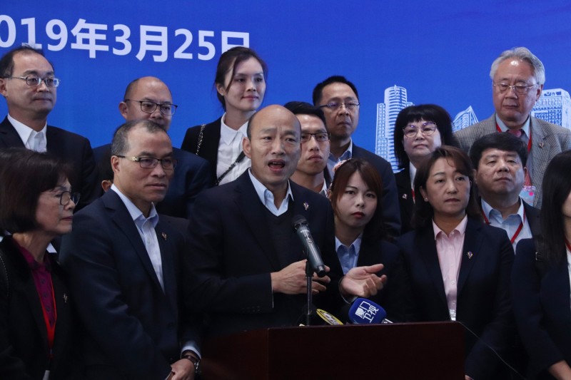 高雄市長韓國瑜(中)今傍晚與中國國台辦主任劉結一會面,他強調有了九二共識,兩岸和平的交往,不管是文化、經濟、體育各方面交流,能夠很順暢,他並指出,「真人」面前不說假話,他一直都堅持九二共識。(中央社) 高雄市長韓國瑜(中)今傍晚與中國國台辦主任劉結一會面,他強調有了九二共識,兩岸和平的交往,不管是文化、經濟、體育各方面交流,能夠很順暢,他並指出,「真人」面前不說假話,他一直都堅持九二共識。(中央社)