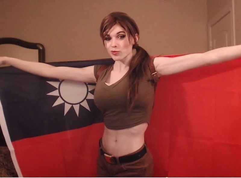 先前曾在直播披上中華民國國旗，並高喊「Taiwan No.1」的電玩直播網美席拉古莎，26日向媒體爆料，有人以「不給錢就刪除性感照片」向她勒索。（圖擷取自Facebook「Amouranth - Kaitlyn Siragusa」」