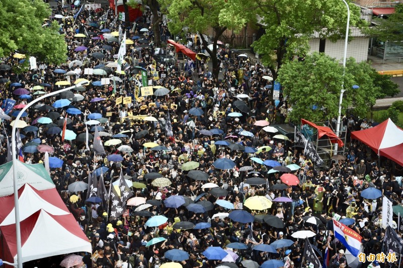 「929台港大遊行：撐港反極權」今天下午在台北冒雨登場。（記者羅沛得攝）