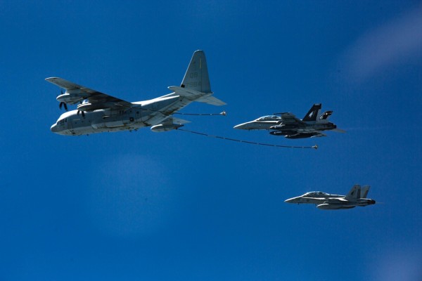 駐日美軍一架KC-130空中加油機與一架F/A-18大黃蜂式戰鬥機今天凌晨在日本四國島外海相撞墜海。圖為2016年10月美軍2架F/A-18大黃蜂式戰鬥機和KC-130空中加油機進行加油演習。(美聯社) 駐日美軍一架KC-130空中加油機與一架F/A-18大黃蜂式戰鬥機今天凌晨在日本四國島外海相撞墜海。圖為2016年10月美軍2架F/A-18大黃蜂式戰鬥機和KC-130空中加油機進行加油演習。(美聯社)