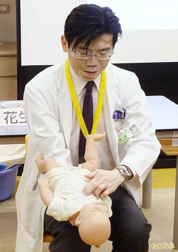 馬階醫院小兒科醫師張龍示範嬰幼兒窒息的急救措施。（記者朱沛雄攝）
