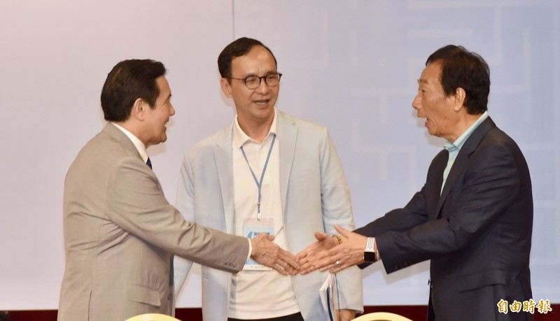 郭辦強調郭確曾按規定捐款馬英九基金會之成立,然媒體報導之捐助金額與相關內容並不符合事實,圖為馬英九基金會今年4月舉辦「突破困境,迎接挑戰」重振台灣競爭力會議,馬英九(左)與郭台銘(右)、朱立倫出席的畫面。(資料照,記者黃耀徵攝) 郭辦強調郭確曾按規定捐款馬英九基金會之成立,然媒體報導之捐助金額與相關內容並不符合事實,圖為馬英九基金會今年4月舉辦「突破困境,迎接挑戰」重振台灣競爭力會議,馬英九(左)與郭台銘(右)、朱立倫出席的畫面。(資料照,記者黃耀徵攝)