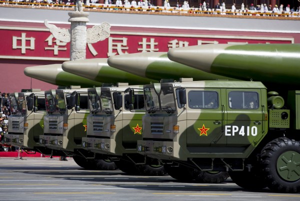 中國近來吹噓東風26飛彈可反艦、地下鋼鐵長城可防禦超音速導彈、中國版炸彈之母威力巨大，卻一一被外媒打臉。圖為2015年初亮相的東風26，該飛彈最初用於對地攻擊。（路透）