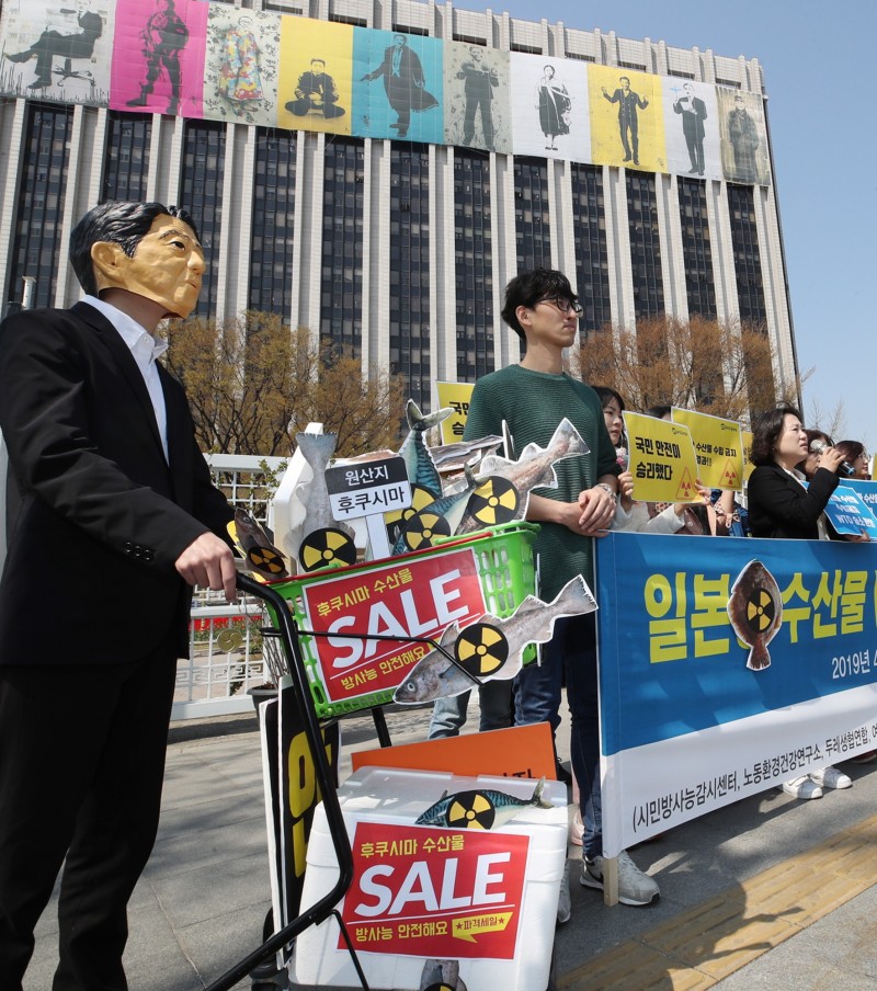 日本將從6月1日起嚴查韓國進口的水產品;先前日本因南韓限制福島8縣水產進口,向世界貿易組織(WTO)提告,二審卻敗訴,因此這次措施被認為是報復南韓。圖為南韓民眾支持政府對日本祭出水產品禁令,在首爾市政府大樓表達訴求。(歐新社) 日本將從6月1日起嚴查韓國進口的水產品;先前日本因南韓限制福島8縣水產進口,向世界貿易組織(WTO)提告,二審卻敗訴,因此這次措施被認為是報復南韓。圖為南韓民眾支持政府對日本祭出水產品禁令,在首爾市政府大樓表達訴求。(歐新社)