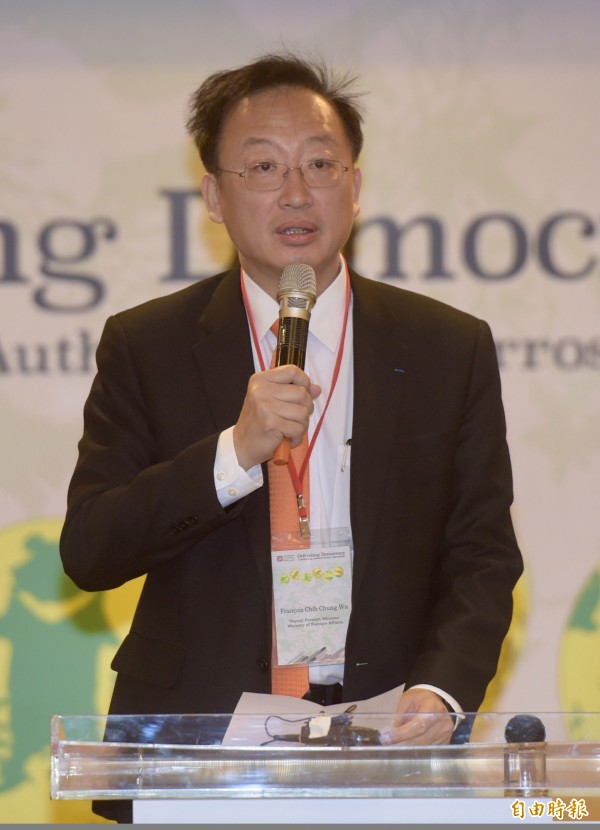 台灣民主基金會28日舉行「捍衛民主:對抗威權之侵蝕」會議,外交部次長吳志中(如圖)出席,他說,對抗中國威權侵蝕 ,台灣地位非常重要,台灣撐住其他民主國家就能撐住,若台灣倒了,其他民主國家也面臨危險。(記者黃耀徵攝) 台灣民主基金會28日舉行「捍衛民主:對抗威權之侵蝕」會議,外交部次長吳志中(如圖)出席,他說,對抗中國威權侵蝕 ,台灣地位非常重要,台灣撐住其他民主國家就能撐住,若台灣倒了,其他民主國家也面臨危險。(記者黃耀徵攝)