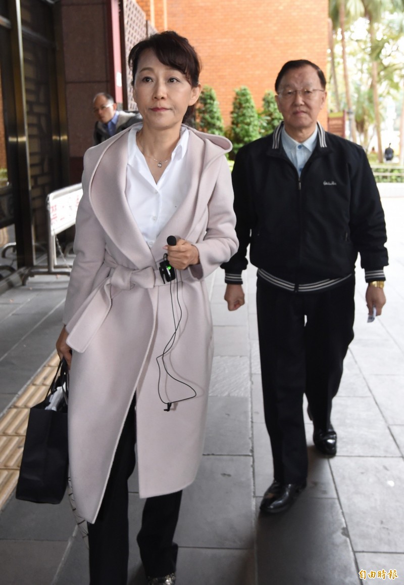 籌拍《誰摔死了李新》、遭多人提告的台北市已故前議員李新女友郭新政(左),今(21)日於臉書上發表了「致黃昭順公開信」,重砲抨擊國民黨立委黃昭順在各項政治議題上的表現,並撂下狠話:「老娘一定跟你幹到底」。(資料照) 籌拍《誰摔死了李新》、遭多人提告的台北市已故前議員李新女友郭新政(左),今(21)日於臉書上發表了「致黃昭順公開信」,重砲抨擊國民黨立委黃昭順在各項政治議題上的表現,並撂下狠話:「老娘一定跟你幹到底」。(資料照)